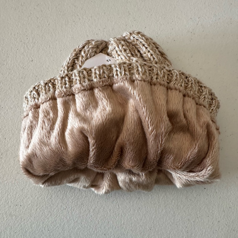 NWT Time and Tru Beige Knit Faux Fur Lined Beanie and Magenta Gloves Set - Picture 3 of 3